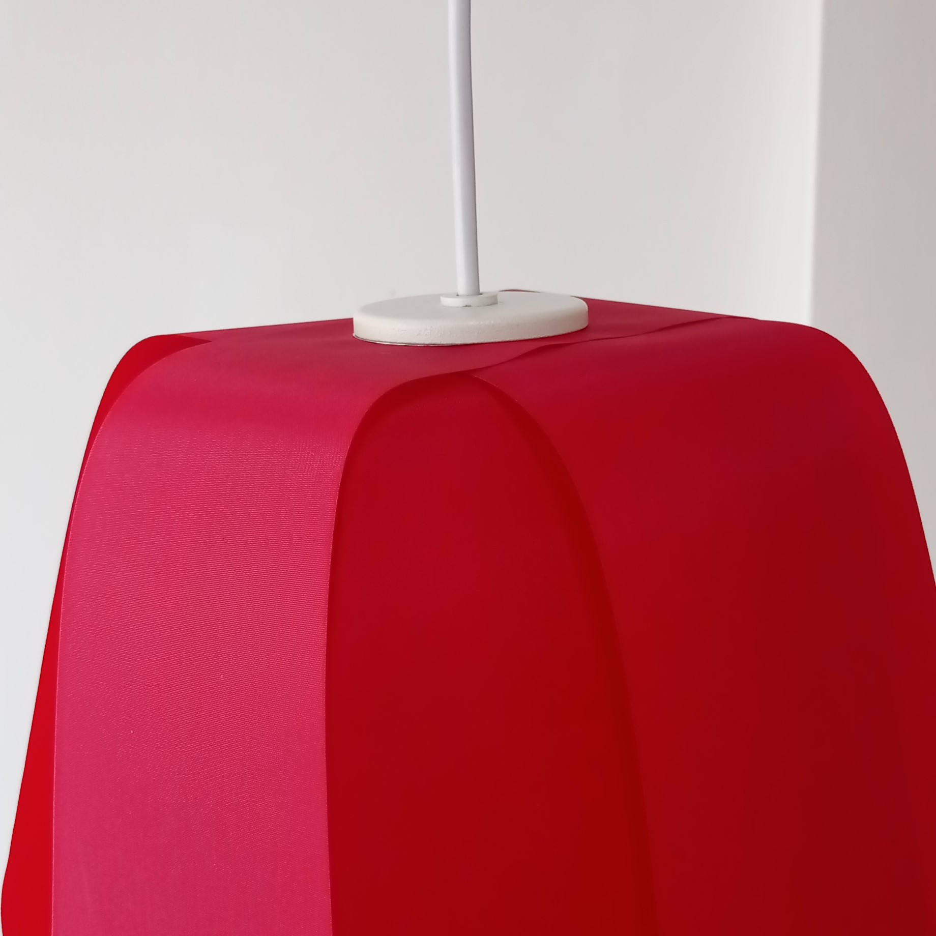 Eco, lampe, suspension, lumineuse éco-responsable, éco-conçue recyclée design, Tulipe, lumière, luminaire, décoration, intérieur, espace, tendance, rétro, coloré, pop, lumineuse