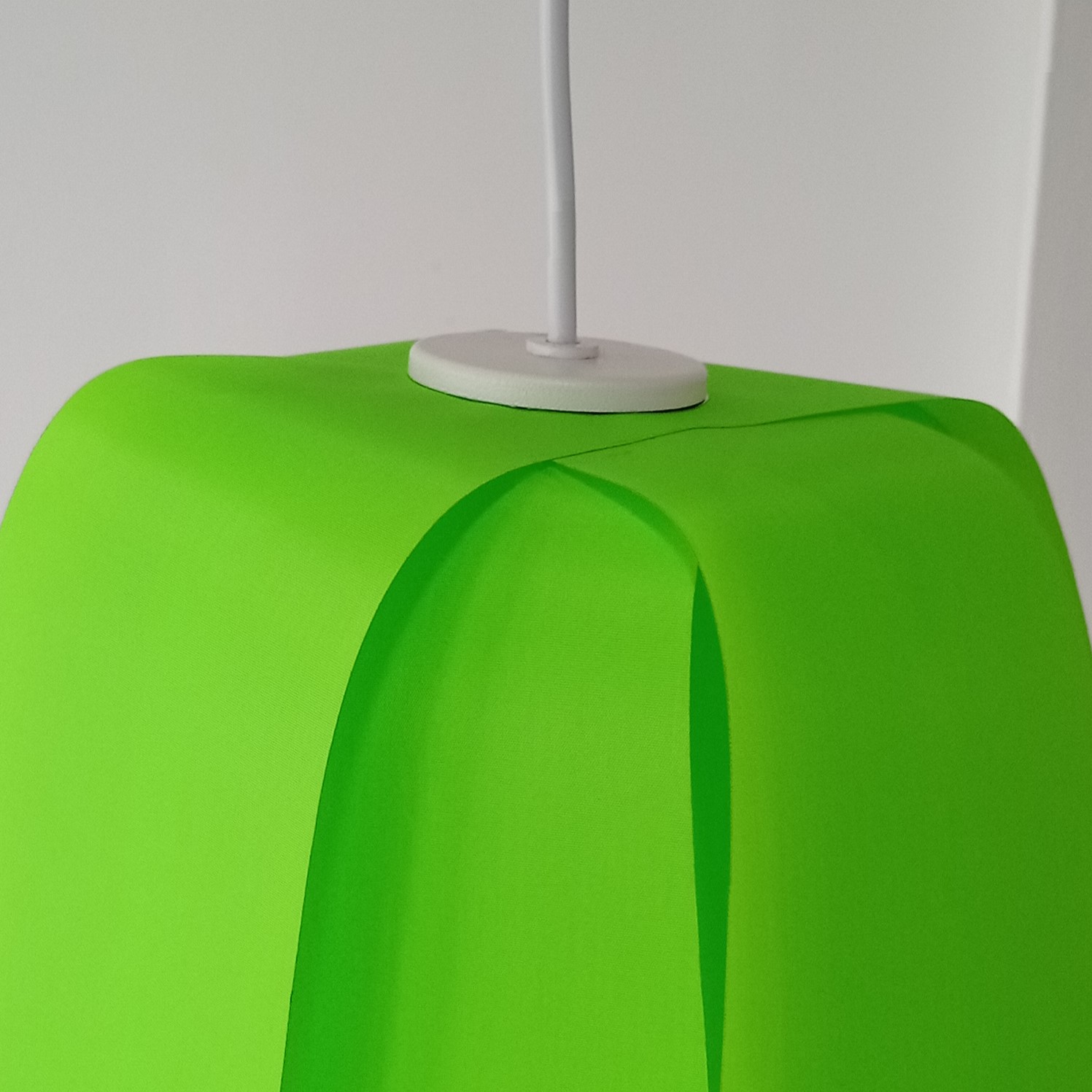 Eco, lampe, suspension, lumineuse éco-responsable, éco-conçue recyclée design, Tulipe, lumière, luminaire, décoration, intérieur, espace, tendance, rétro, coloré, pop, lumineuse