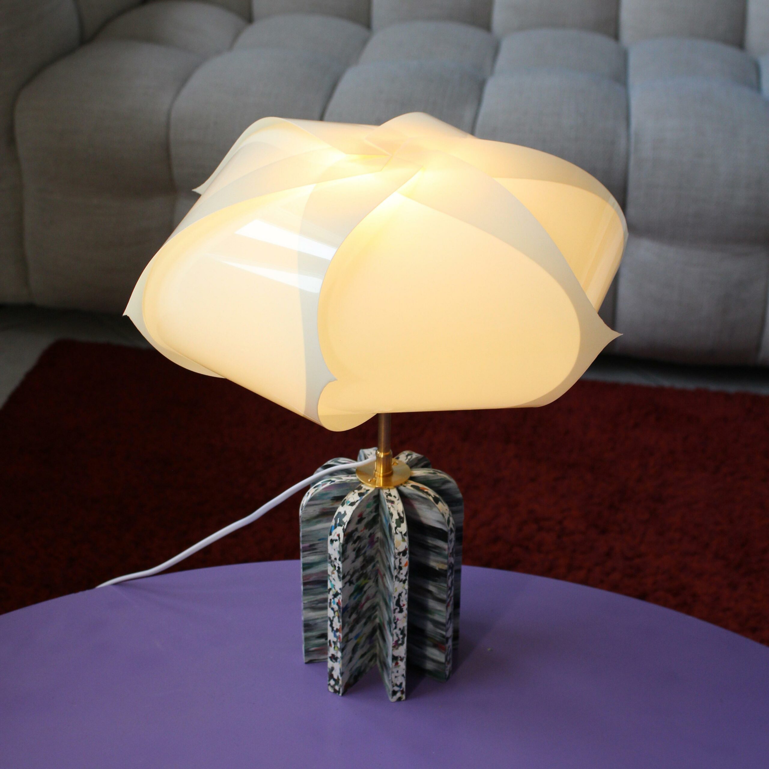 autre point de vue de la lampe à poser Rosa sur un table bleu objet de design éco-responsable Français