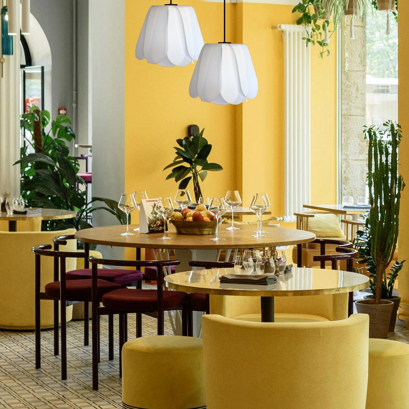 Lampe tulipe installer dans un hôtel moderne et coloré du sud de la France dans des couleur ocre et jaune