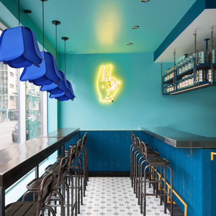 La lampe Tulipes bleue qui habille le comptoir d'un restaurant
