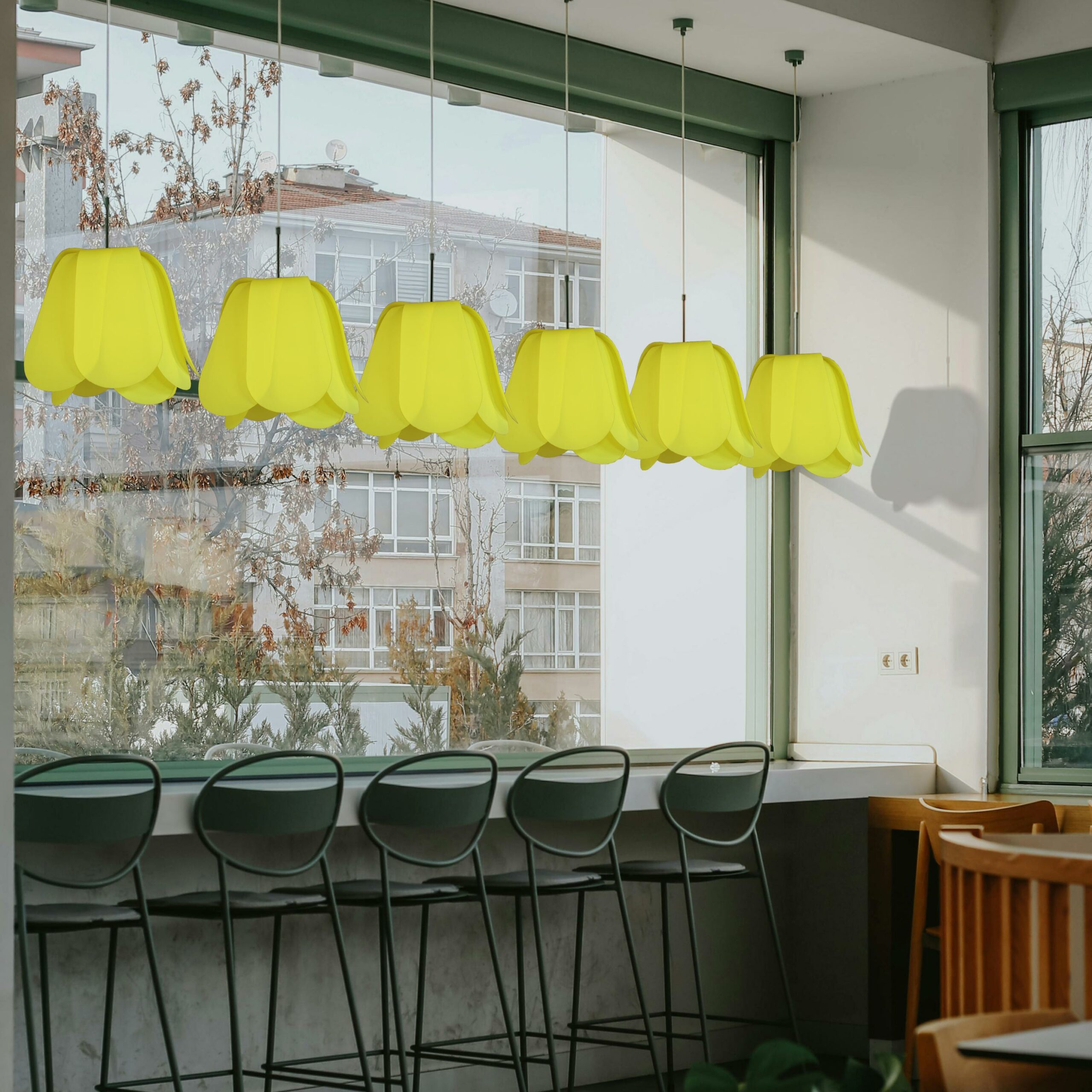 Les lampes Tulipes de couleur jaune poussin sont installer sur un bar
