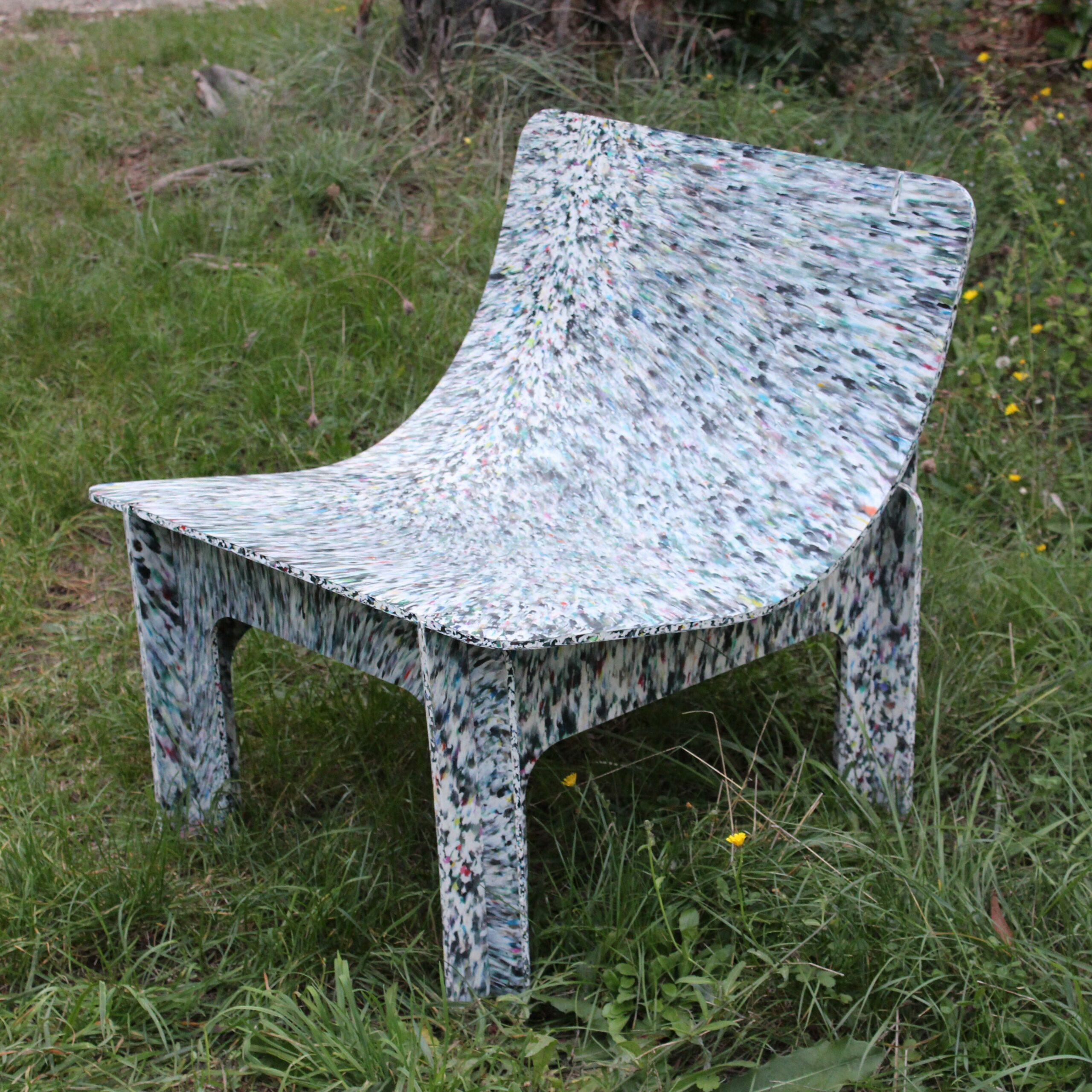 Moon siège extérieur en plastique recyclé confortable arondi