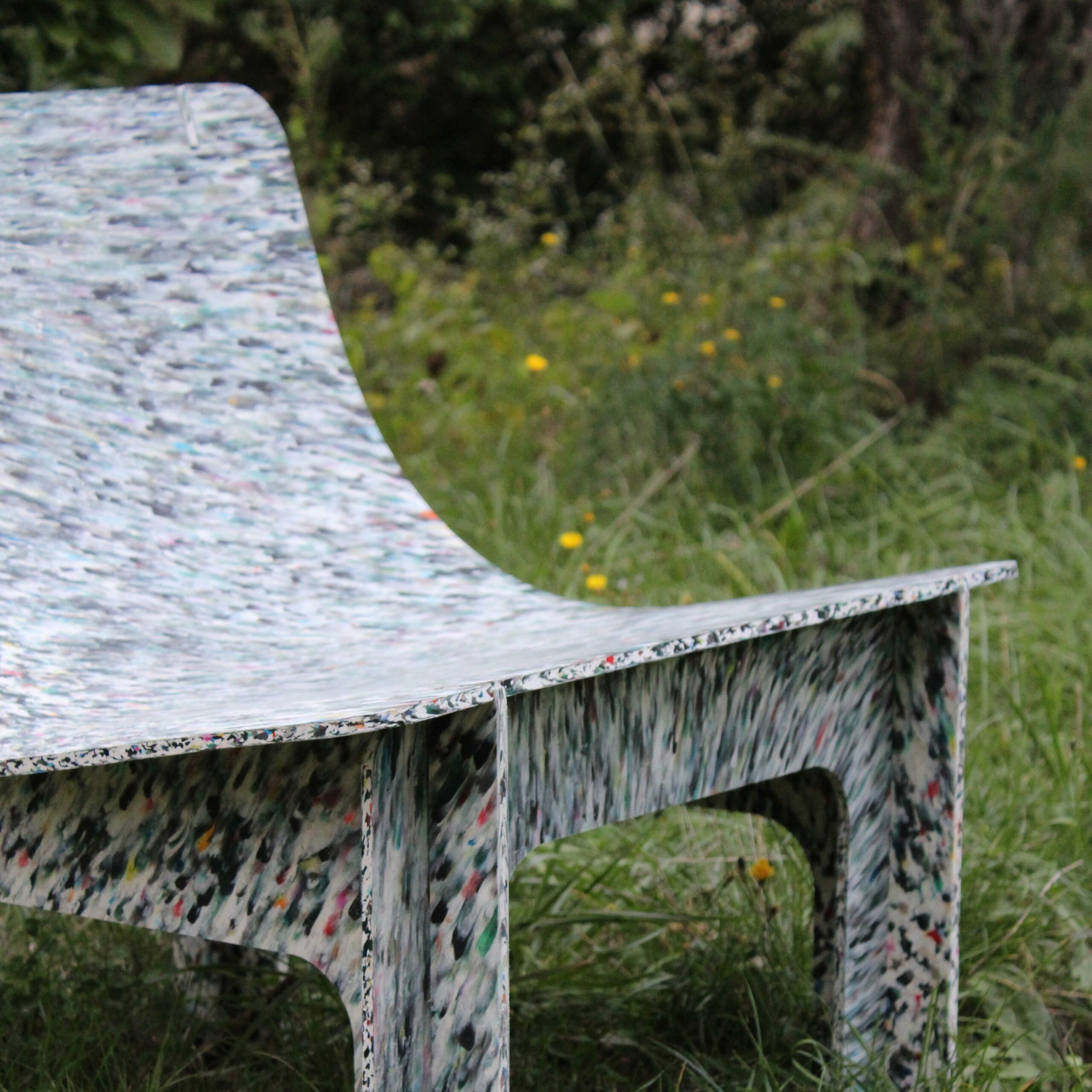 Détail fauteuil de jardin en plastique recyclé Moon
