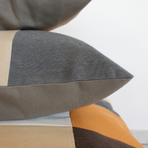Zoom de coussin à carreau couleurs chaudes terracotta