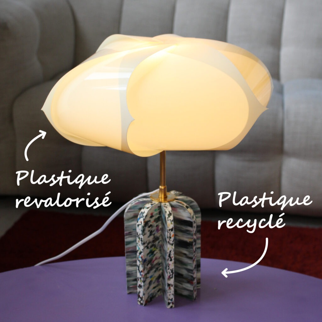 Rosa lampe en plastique recycler et plastique revaloriser eco friendly eco design à poser sur table de salon