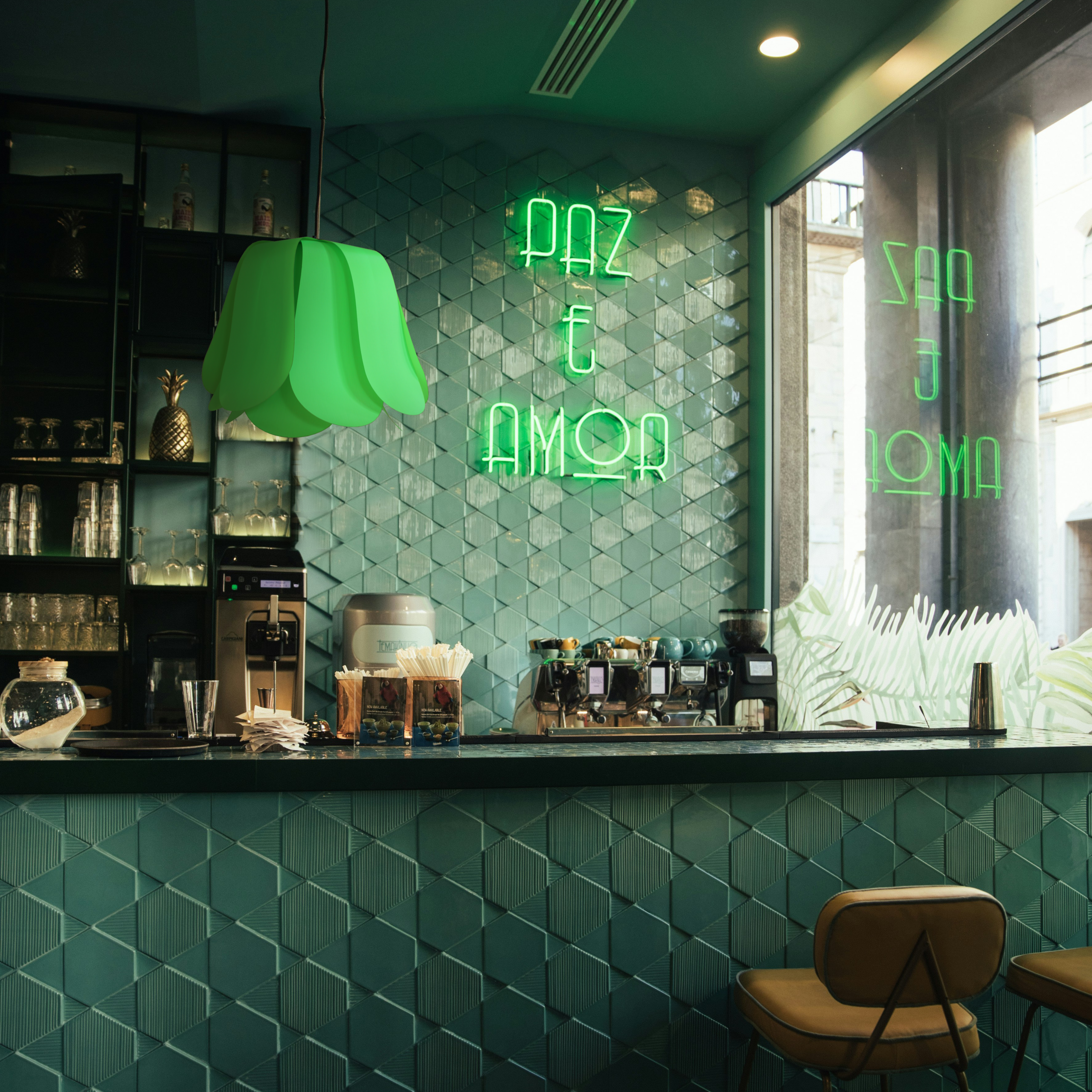 Tulipe verte clair dans un café industriel